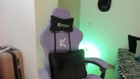 juli_santos_22 online show from 02/22/25, 04:19