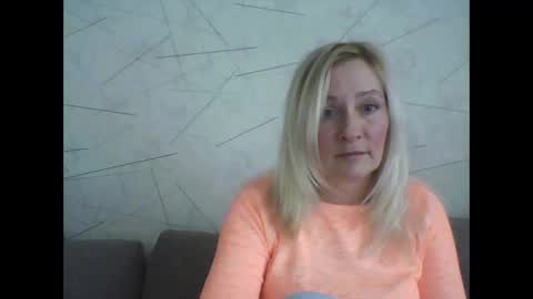 Snapshot of julia_mee chatting on 11/18/25, 07:57 Julia mee online show from 11/18/25, 07:57