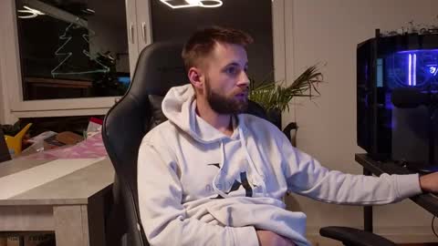 julia_official online show from 01/11/26, 07:30