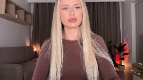 Julia R Le online show from 10/01/25, 10:49