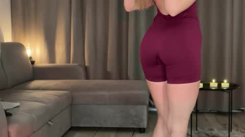 Julia R Le online show from 10/22/25, 08:08