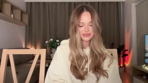 Julia R Le online show from 11/28/25, 10:56