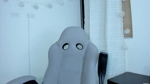 julia_strauns online show from 01/02/25, 05:03