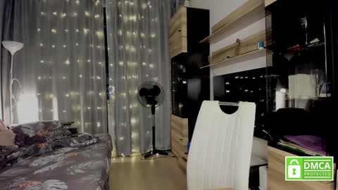 julia_t_mog online show from 10/13/25, 09:37