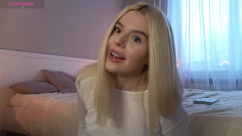 Snapshot of juliacontrol chatting on 12/23/24, 06:22 Molly online show from 12/23/24, 06:22