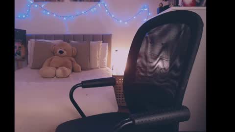 julialiones online show from 12/17/24, 06:09