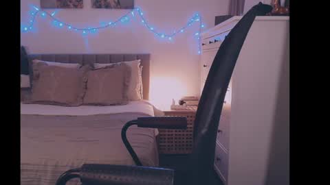 julialiones online show from 01/28/25, 07:00