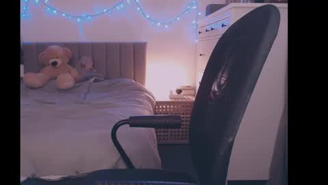 julialiones online show from 01/31/25, 05:53