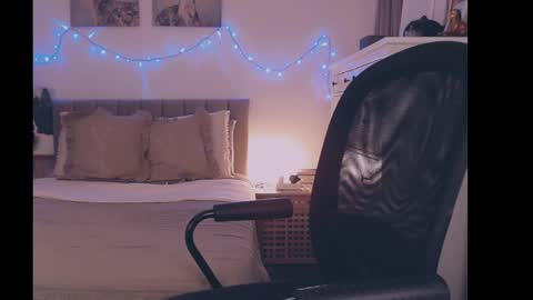 julialiones online show from 02/03/25, 05:46