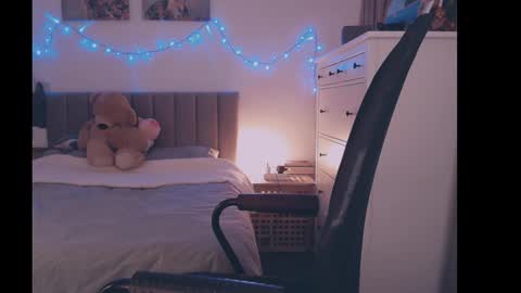 julialiones online show from 02/25/25, 06:09