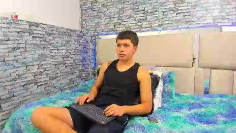 Snapshot of julian_wolf18 chatting on 10/22/25, 03:34 julian online show from 10/22/25, 03:34