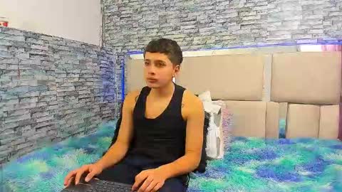 Snapshot of julian_wolf18 chatting on 10/23/25, 04:17 julian online show from 10/23/25, 04:17