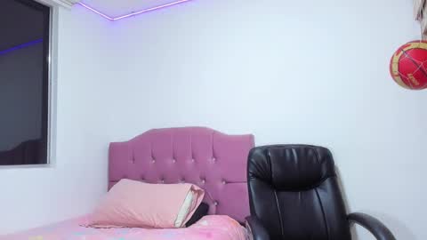 Snapshot of juliana_aristizabal_ chatting on 10/19/25, 12:11 juliana Aristizabal online show from 10/19/25, 12:11