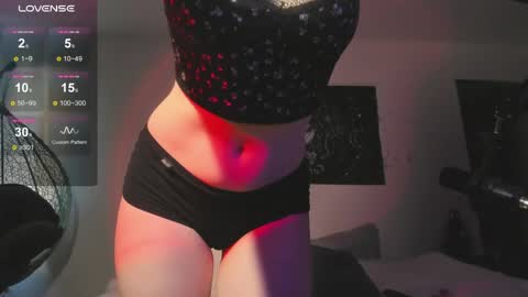 Snapshot of juliavangg_19 chatting on 06/04/26, 02:06 Julls online show from 06/04/26, 02:06