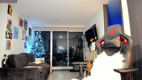 Snapshot of julidavila chatting on 12/31/24, 12:21 Jeimy Help me to reach 100 thumbs up online show from 12/31/24, 12:21