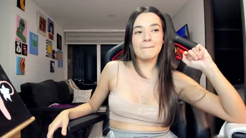 Snapshot of julidavila chatting on 01/18/25, 04:04 Jeimy Help me to reach 100 thumbs up online show from 01/18/25, 04:04