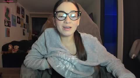 Snapshot of julidavila chatting on 09/11/25, 02:00 Jeimy Help me to reach 100 thumbs up online show from 09/11/25, 02:00