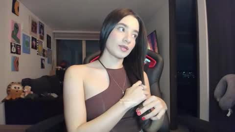 Snapshot of julidavila chatting on 11/08/25, 12:33 Jeimy Help me to reach 100 thumbs up online show from 11/08/25, 12:33