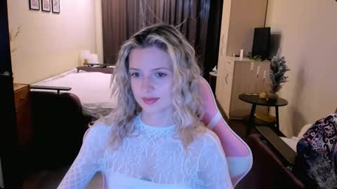 Julie online show from 11/08/25, 03:18