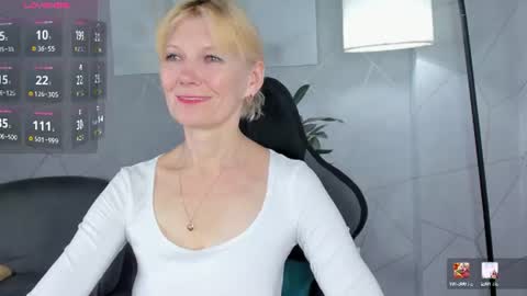 Snapshot of julie_lucasss chatting on 06/18/26, 12:00 Julie Lucasss online show from 06/18/26, 12:00