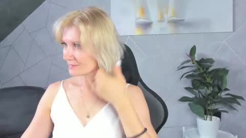 Snapshot of julie_lucasss chatting on 07/13/26, 12:02 Julie Lucasss online show from 07/13/26, 12:02