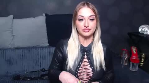 julia online show from 03/25/26, 10:49