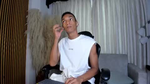Snapshot of juliensaint_ chatting on 06/16/26, 11:35 Julien online show from 06/16/26, 11:35