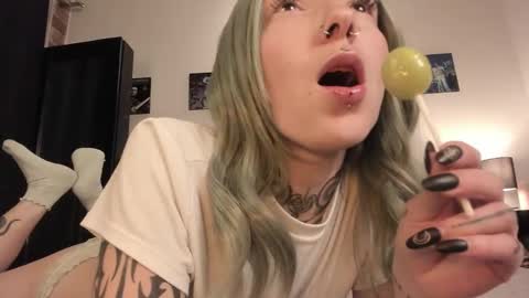 Snapshot of juliet_sourire chatting on 02/13/25, 02:12 juliet_sourire online show from 02/13/25, 02:12