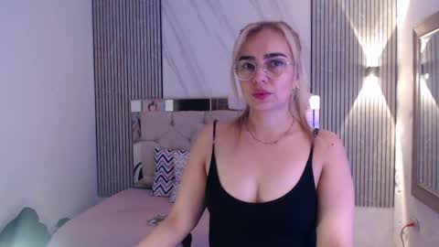 julieta__fox_ online show from 04/06/26, 01:58