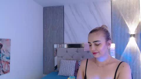 julieta__fox_ online show from 04/15/26, 03:02