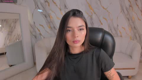 Juliette Moreau online show from 05/18/26, 06:47