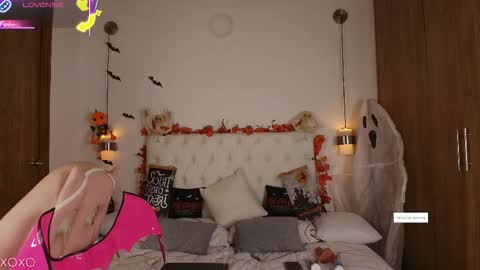 jullianapriv_ online show from 10/22/25, 02:17