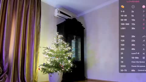 Snapshot of july_slowdive chatting on 01/16/25, 11:58 Julie online show from 01/16/25, 11:58