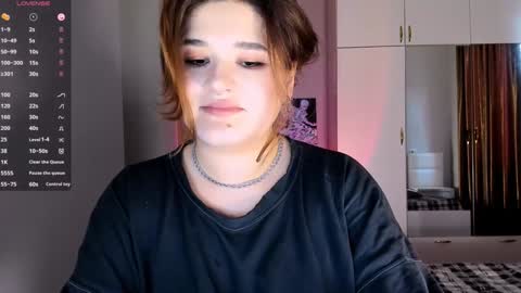 Snapshot of july_slowdive chatting on 02/06/25, 11:32 Julie online show from 02/06/25, 11:32