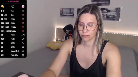 Julie online show from 09/08/25, 03:55