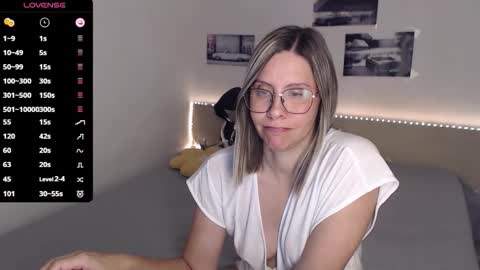 Julie online show from 09/09/25, 04:06