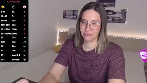 Julie online show from 05/05/26, 04:04