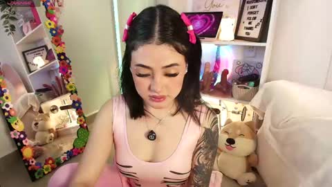 Snapshot of justonecute chatting on 04/23/26, 11:29 Emy online show from 04/23/26, 11:29