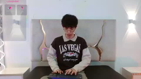 kai_tay1 online show from 03/20/26, 11:37