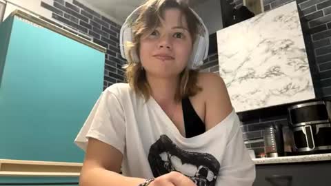 Snapshot of kaitlindumay chatting on 06/22/26, 06:27 I am Lee ntmu Lets hit 10 Thumbs Up together online show from 06/22/26, 06:27