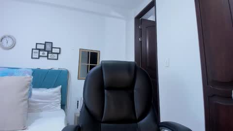 Kamilalopez online show from 11/04/25, 11:04