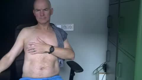 Snapshot of kapitein_rob chatting on 10/16/25, 03:35 Robbie online show from 10/16/25, 03:35