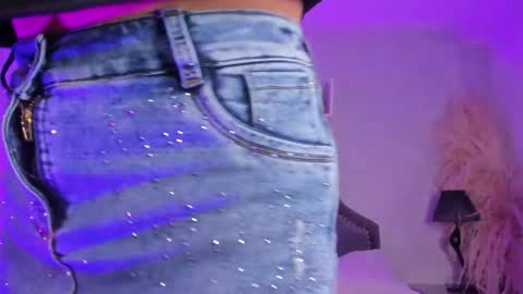 Snapshot of karelymitchel chatting on 02/21/26, 01:01 Karely online show from 02/21/26, 01:01