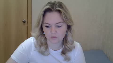 Snapshot of karennelsonx chatting on 04/22/26, 07:33 karennelsonx online show from 04/22/26, 07:33