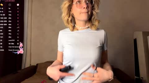 Snapshot of karlenegries chatting on 05/25/26, 02:17 Olivia online show from 05/25/26, 02:17