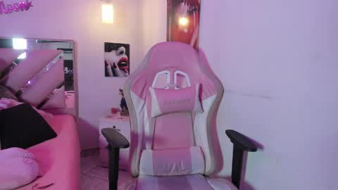 Snapshot of karly_moonn chatting on 05/25/26, 10:16 Karly Moonns online show from 05/25/26, 10:16