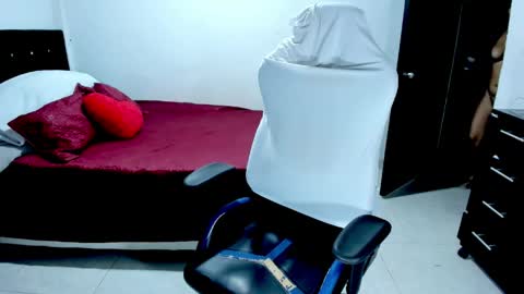 Snapshot of karly_shiine_ chatting on 04/28/26, 02:27 karly. online show from 04/28/26, 02:27