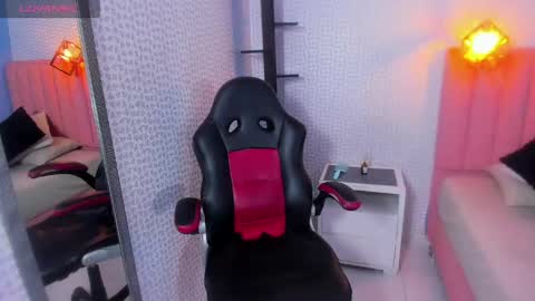 karolagrey online show from 04/16/26, 12:50