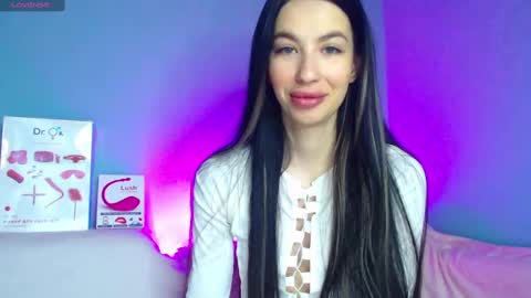 Snapshot of karolina_hottie_ chatting on 12/08/24, 03:21 Kira online show from 12/08/24, 03:21
