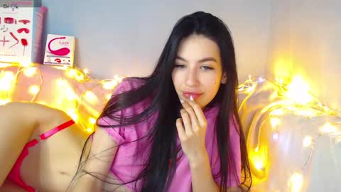 Snapshot of karolina_hottie_ chatting on 12/23/24, 06:44 Kira online show from 12/23/24, 06:44